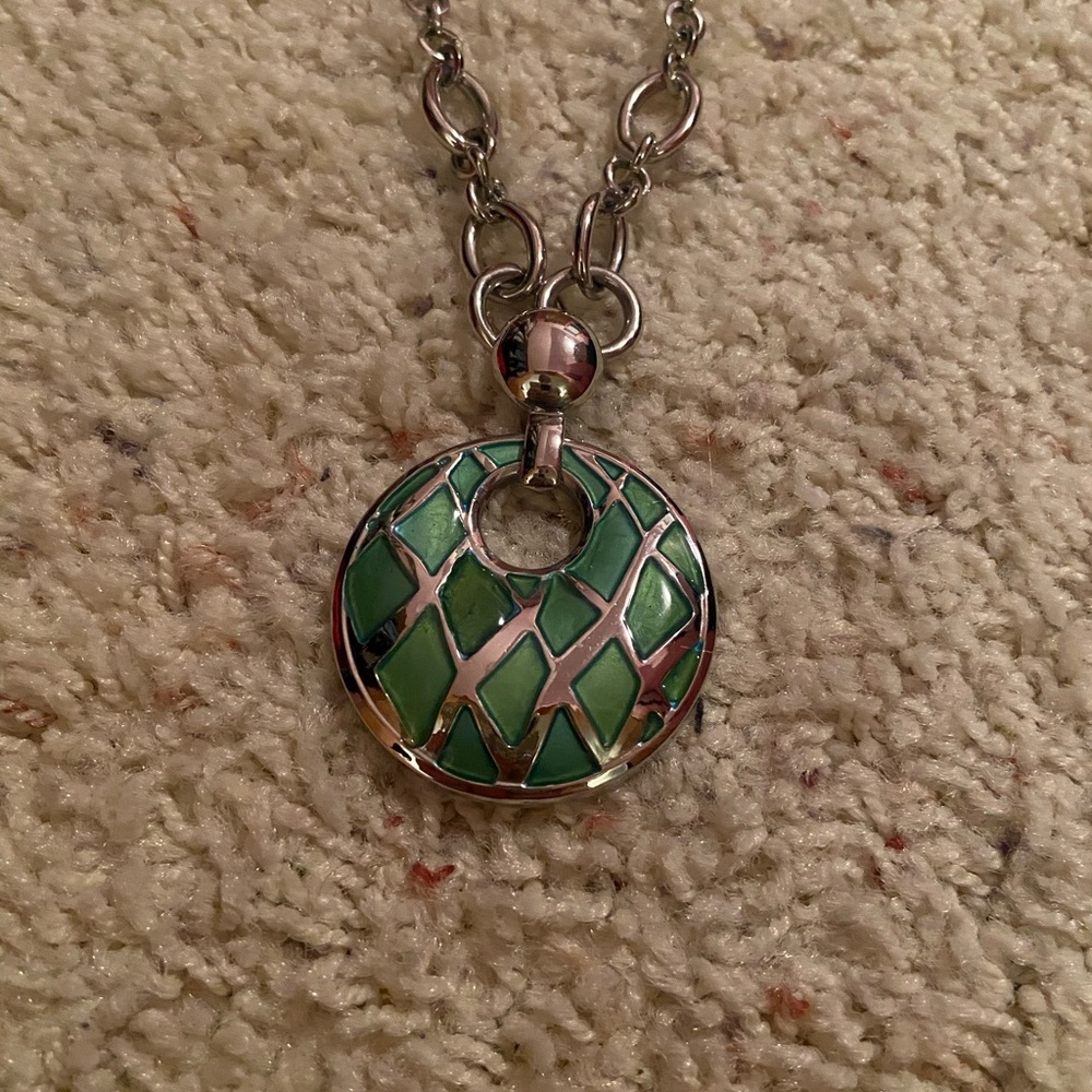 Elegant Green and Silver Pendant Necklace